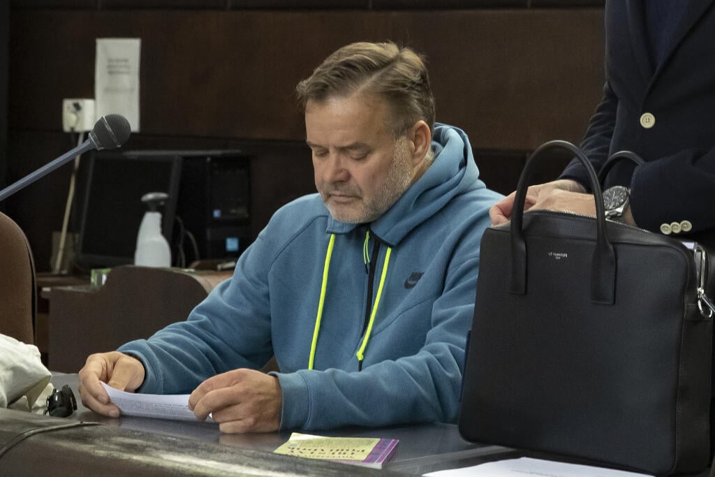 Dušan Dědeček, ktorých spôsobil dopravnou nehodou na Zochovej ulici v Bratislave smrť 5 ľudí sa opätovne postavil pred sú, ktorý rozhoduje o jeho vzatí do väzby.