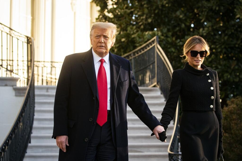 Donald a Melania Trumpovci na odchode z Bieleho domu.