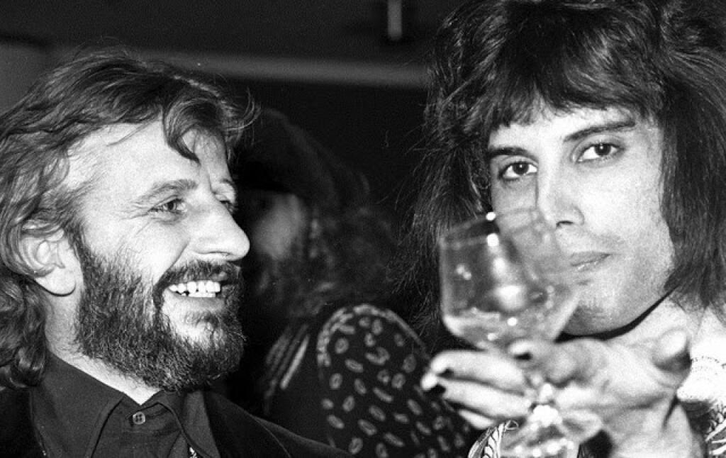 Spevák Queen Freddie Mercury a bubeník The Beatles Ringo Starr.
