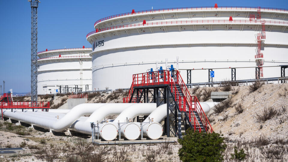 Na snímke nádrže na ropu v ropnom termináli na chorvátskom ostrove Krk v meste Omišalj 18. marca 2023. FOTO TASR - Jaroslav Novák