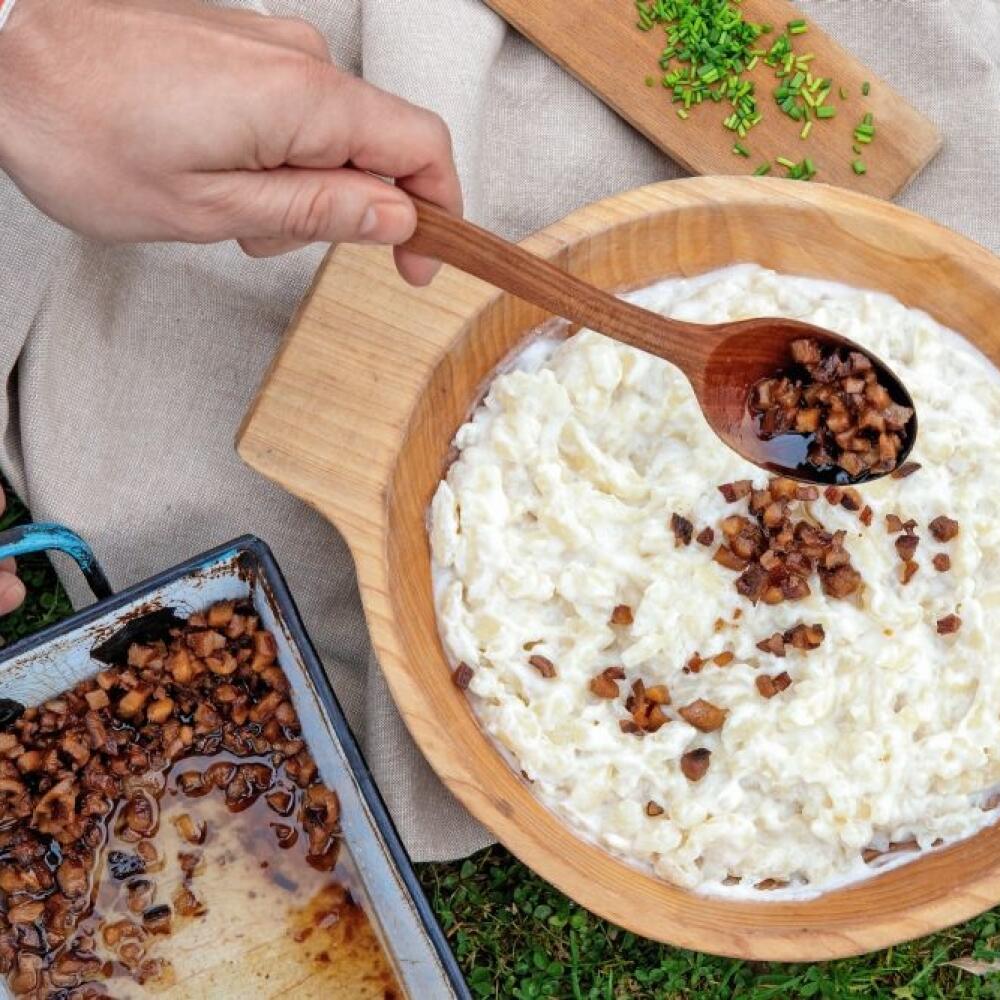 „Na bryndzové halušky
patrí klasická biela
slanina. Žiadna anglická
či oravská! A nakoniec sa
nebojte porcie poliať horúcim
výpekom. Budú sa šmýkať,“
usmieva sa Miňo.