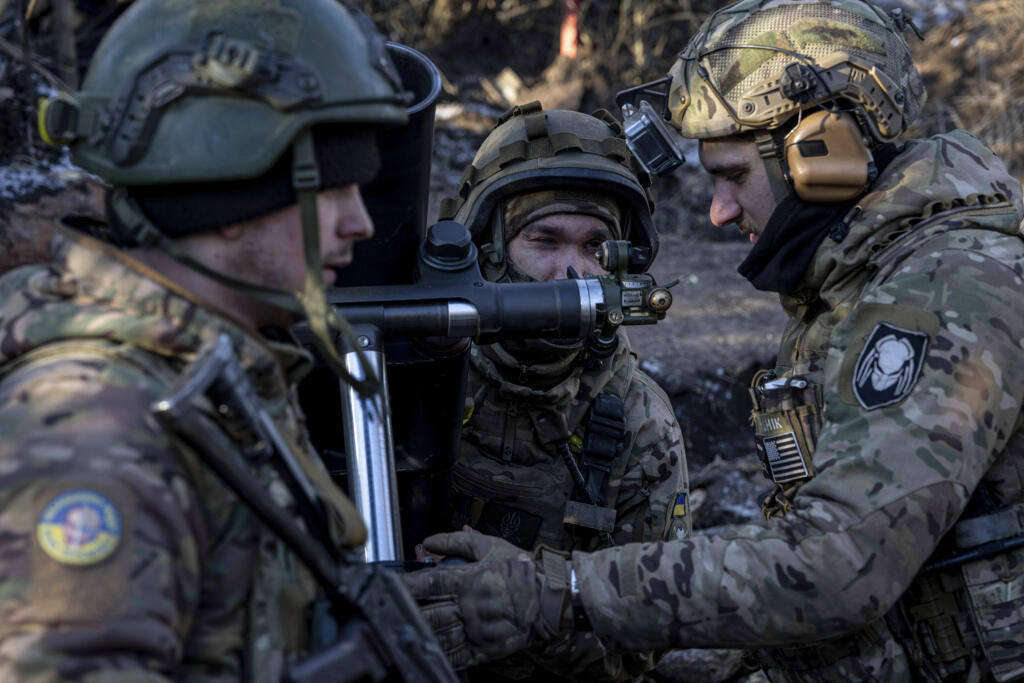 WA 51 Bachmut - Ukrajinskí vojaci strieľajú zo 120 mm mínometu na ruské pozície na frontovej línii pri meste Bachmut v Doneckej oblasti na východe Ukrajiny v stredu 11. januára 2023. FOTO TASR/AP


Ukrainian servicemen prepare to fire a 120 mm mortar towards Russian positions at the frontline near Bakhmut, Donetsk region, Ukraine, Wednesday, Jan. 11, 2023. (AP Photo/Evgeniy Maloletka)