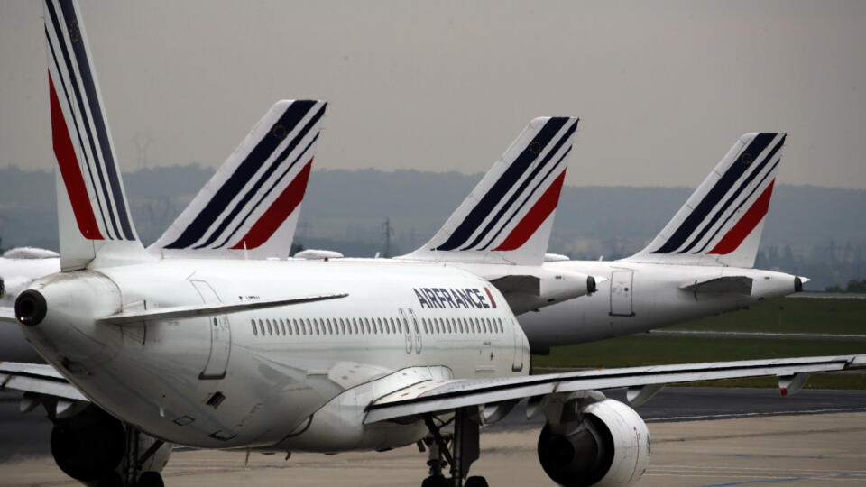 KK23 Paríž - Na archívnej snímke zo 17. mája 2019 lietadlá spoločnosti Air France sú odparkované na letisku v Paríži. Francúzske aerolínie Air France a ich sesterská spoločnosť KLM vo štvrtok 30. januára 2020 oznámili, že do 9. februára pozastavujú všetky plánované lety do pevninskej Číny. Dôvodom je nákaza spôsobená novým koronavírusom, ktorej v Číne podľahlo už 170 ľudí. FOTO TASR/AP
FILE - In this May 17, 2019 file photo, Air France planes are parked on the tarmac at Paris Charles de Gaulle a