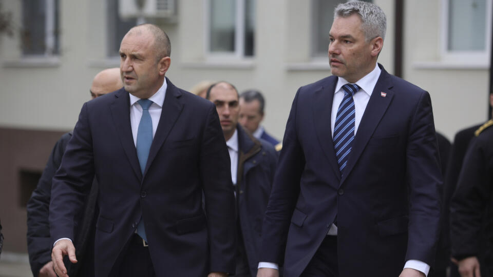 Sprava rakúsky kancelár Karl Nehammer a bulharský prezident Rumen Radev počas návštevy v meste Elchovo na bulharsko-tureckých hraniciach v pondelok 23. januára 2023.