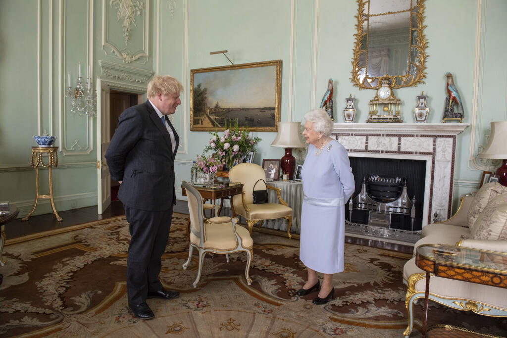 WA 7 Londýn - Britská kráľovná Alžbeta II. a britský premiér Boris Johnson počas audiencie v Buckinghamskom paláci v Londýne v stredu 23. júna 2021. Išlo o prvú osobnú audienciu kráľovnej
s britským premiérom od začiatku koronavírusovej pandémie. FOTO TASR/AP
Britain's Queen Elizabeth II greets Prime Minister Boris Johnson at an audience at Buckingham Palace, London, Wednesday June 23, 2021, the Queen's first in-person weekly audience with the Prime Minister since the start of the coronaviru