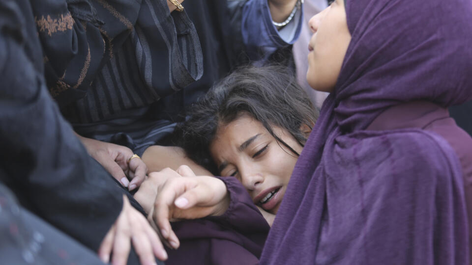 Palestínske dievča plače počas pohrebu obete Amira Ganana, zabitého pri izraelskom leteckom útoku v meste Chán Júnis, v pásme Gazy.