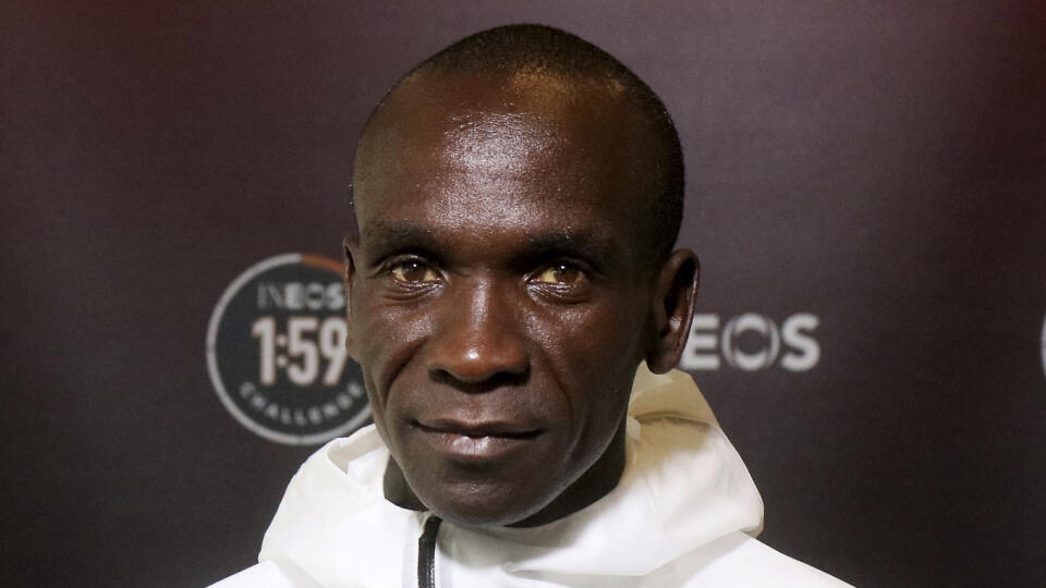 Eliud Kipchoge sa hrubými písmenami zapísal do histórie atletiky