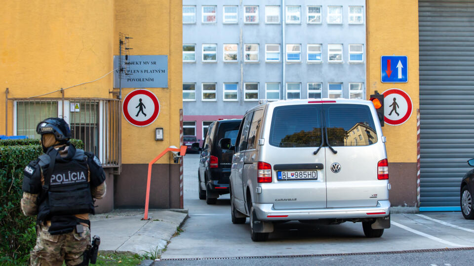 Na snímke je NAKA po zadržaní špeciálneho prokurátora Dušana Kováčika v Bratislave.