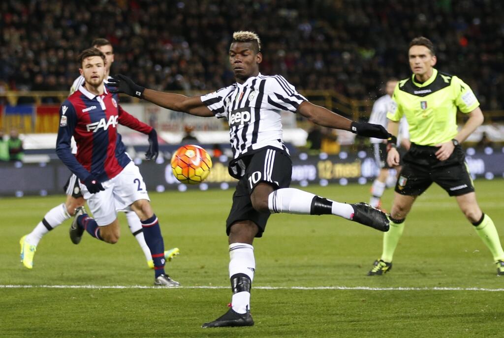 Na snímke uprostred hráč Juventusu Paul Pogba v zápase talianskej futbalovej Serie A FC Bologna – Juventus Turín v piatok 19. februára 2016.