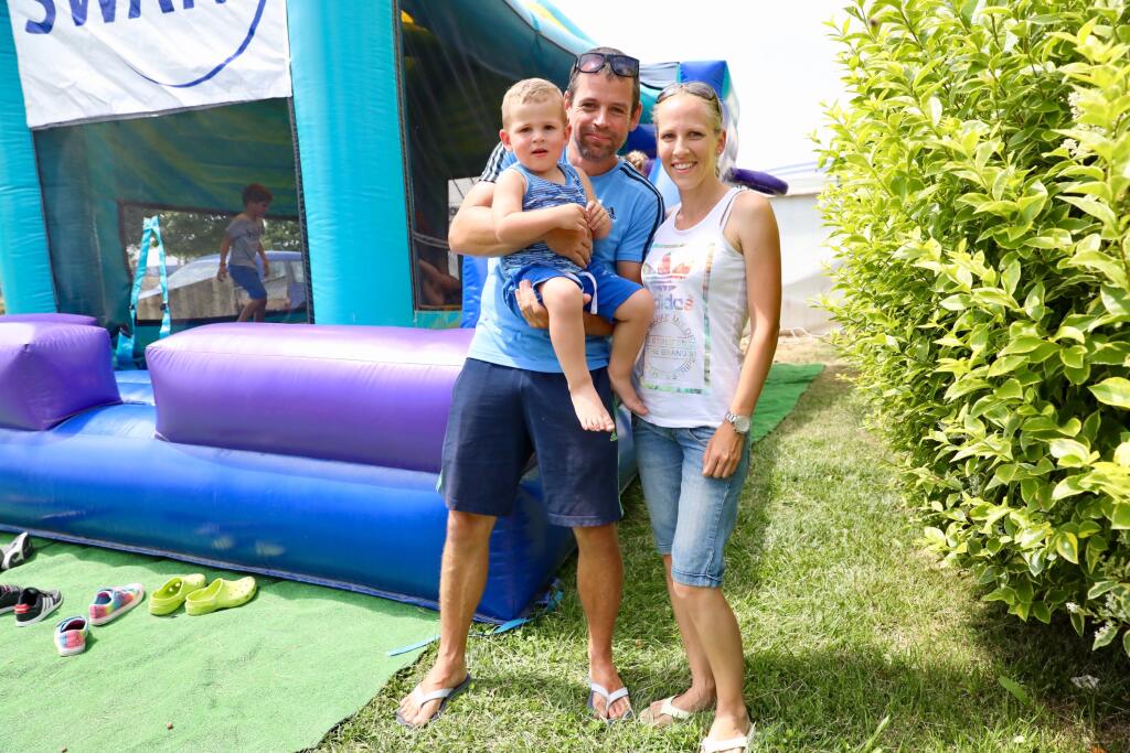 Pavol si to v areáli užíval so synčekom Paľkom. Spoločne s dlhoročnou priateľkou Majkou sledovali svojho šampióna na skákacom hrade či na trampolíne.