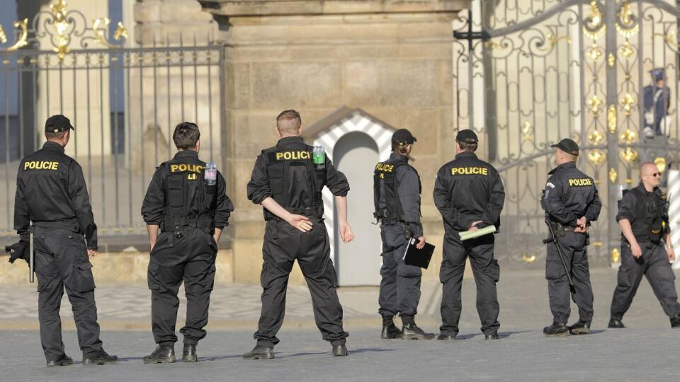 Príslušníci českej polície kontrolujú v stredu 7. apríla 2010 vstup do Pražského hradu počas posledných príprav pred zajtrajším slávnostným podpísaním novej rusko-americkej zmluvy START o jadrovom odzbrojení, ktorú vo štvrtok 8. apríla 2010 podpíšu v Prahe prezidenti Ruska a USA Dmitrij Medvedev a Barack Obama. FOTO TASR/AP