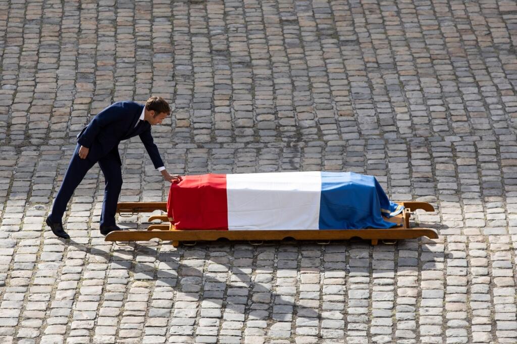 Francúzsky prezident Macron si takto uctil Belmondovu pamiatku.