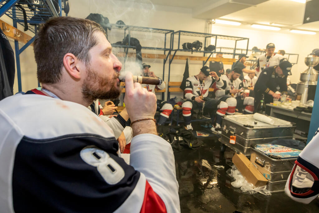Hokejisti HC Slovan Bratislava zvíťazili v šiestom zápase finále Kaufland play off Tipos extraligy 2021/2022 a získali titul majstra SR. Šiesty zápas vyhrali s HK Nitra 5:2 a celú sériu 4:2 na zápasy. Na snímke je Michal Sersen ako oslavuje v šatni.