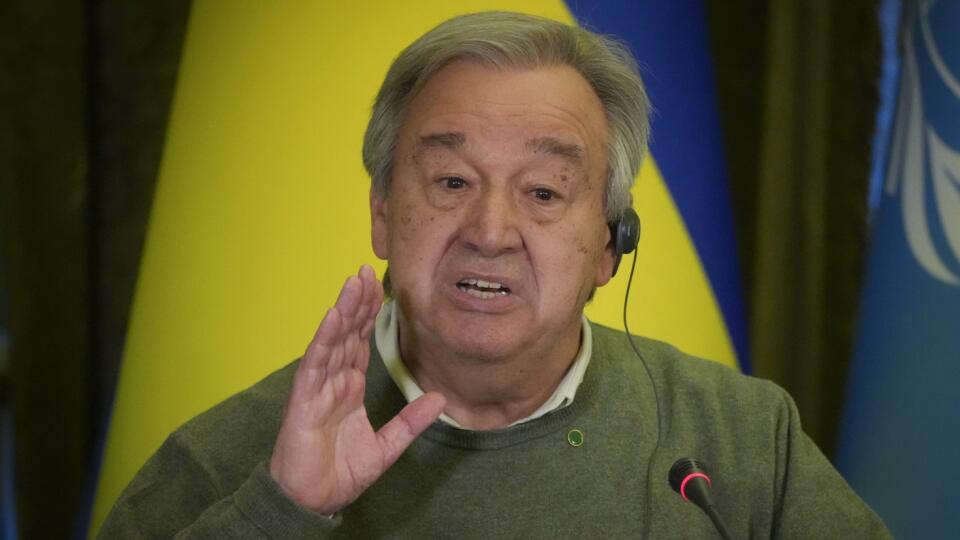 WA 46 Kyjev - Generálny tajomník OSN António Guterres gestikuluje počas tlačovej konferencie s ukrajinským prezidentom Volodymyrom Zelenským v Kyjeve vo štvrtok 28. apríla 2022. FOTO TASR/AP
U.N. Secretary-General Antonio Guterres speaks during the joint press conference with Ukrainian President Volodymyr Zelenskyy after their meeting in Kyiv, Ukraine, Thursday, April 28, 2022. (AP Photo/Efrem Lukatsky)