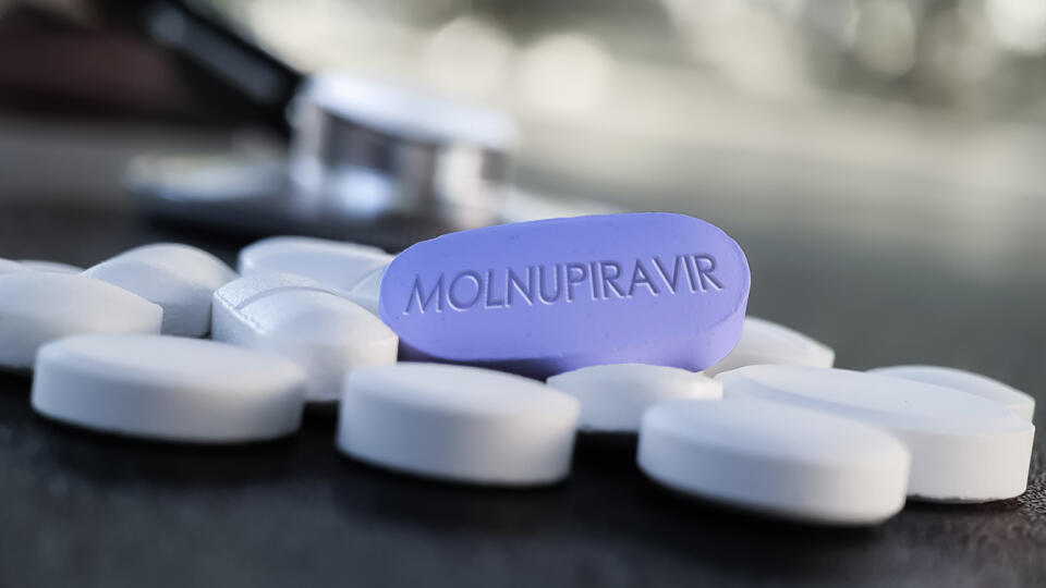 Experimentálny perorálny liek proti ochoreniu COVID-19 molnupiravir od americkej farmaceutickej spoločnosti Merck & Co. znižuje riziko hospitalizácie alebo úmrtia pacienta nakazeného koronavírusom o polovicu.