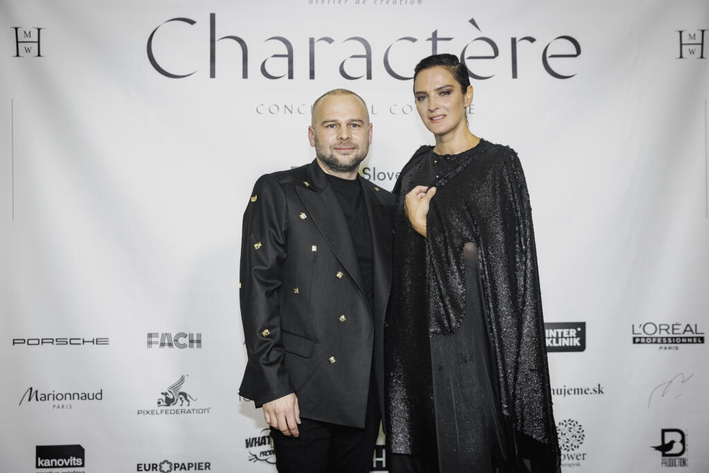 Na snímke Marcel Holubec a Jana Kirschner počas módnej prehliadky Marcela Holubca W s názvom MHW Charactere 2022.