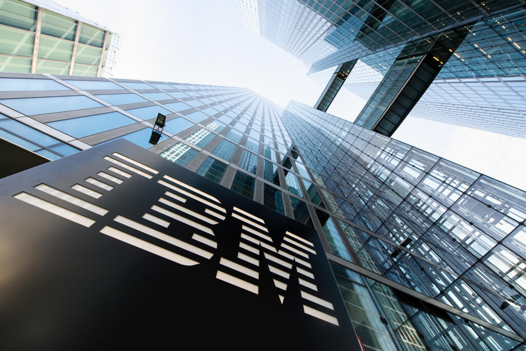 Logo americkej spoločnosti IBM na budove v Mníchove.