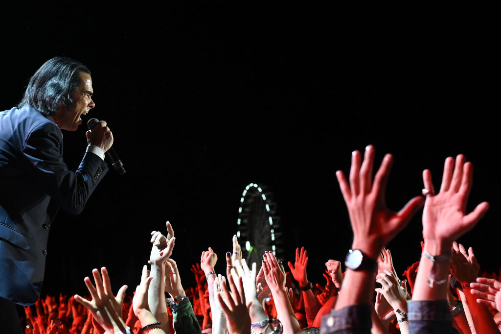 Na snímke austrálsky spevák, hudobný skladateľ, textár a básnik Nick Cave vystupuje počas prvého dňa letného multižánrového festivalu Pohoda 2022 na letisku v Trenčíne 7. júla 2022. FOTO TASR - Radovan Stoklasa