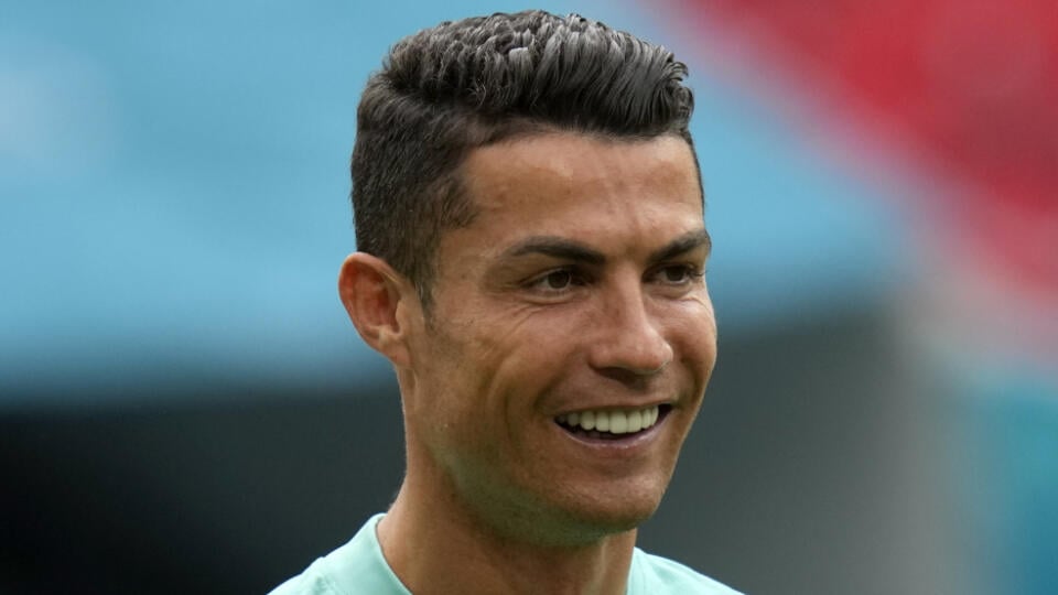 KK51 Budapešť - Portugalský futbalista Cristiano Ronaldo sa usmieva počas tréningu, deň pred zápasom F-skupiny medzi Maďarskom a Portugalskom na ME vo futbale 14. júna 2021 v Budapešti. FOTO TASR/AP
Portugal's Cristiano Ronaldo smiles during a team training session at the Ferenc Puskas stadium in Budapest, Monday, June 14, 2021 the day before the Euro 2020 soccer championship group F match between Hungary and Portugal. (AP Photo/Darko Bandic)