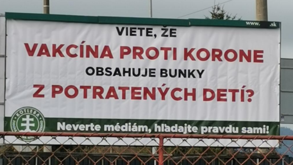 Kotlebovský bilboard: Poslanci zaň podali trestné oznámenie. Klame a môže odradiť veriacich od očkovania.