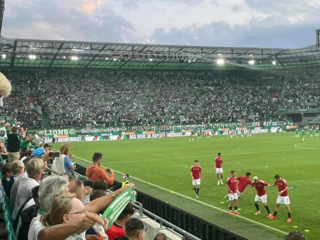 Pritom, v susediacich krajinách praskajú tribúny štadiónov vo švíkoch a povolená je aj plná kapacita fanúšikov.