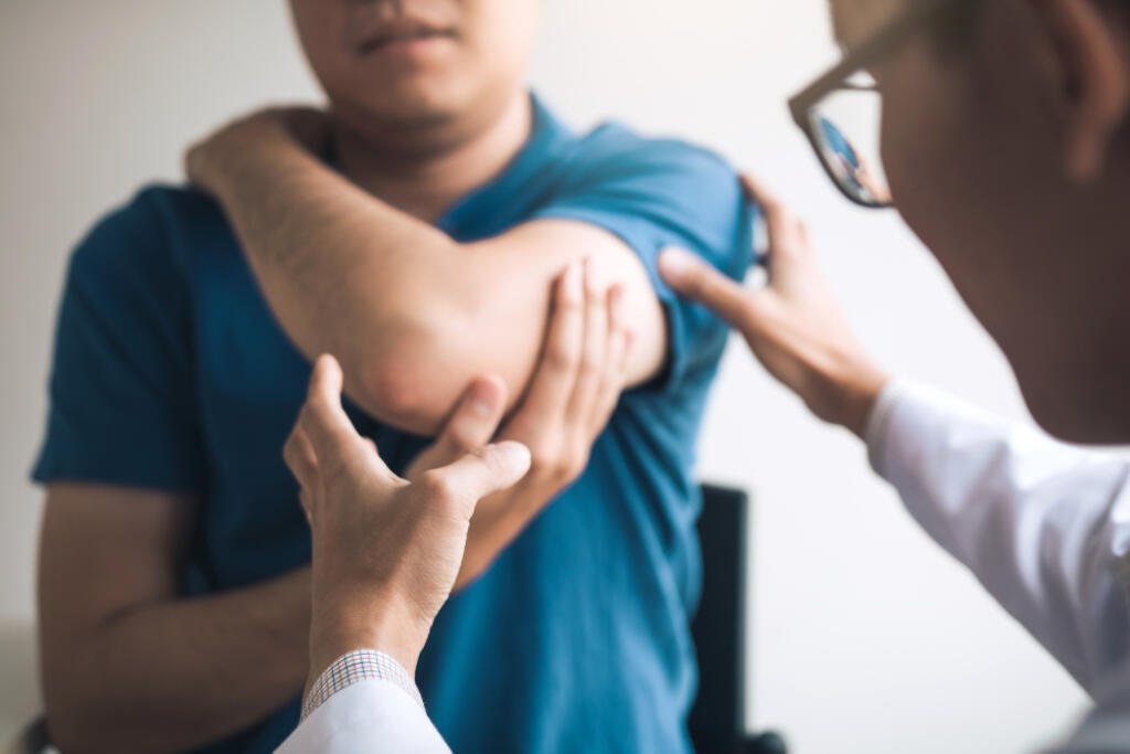Physical,Therapists,Are,Checking,Patients,Elbows,At,The,Clinic,Office