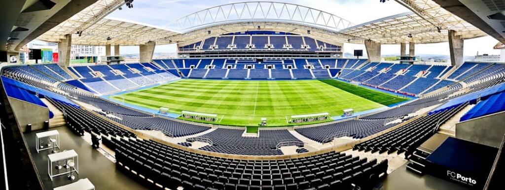 Finále futbalovej Ligy majstrov sa v sobotu 29. mája odohrá na Estadio do Dragao v Porte. Európska futbalová únia (UEFA) tam presunula stretnutie FC Chelsea s Manchestrom City z Istanbulu pre zhoršenú pandemickú situáciu v Turecku.