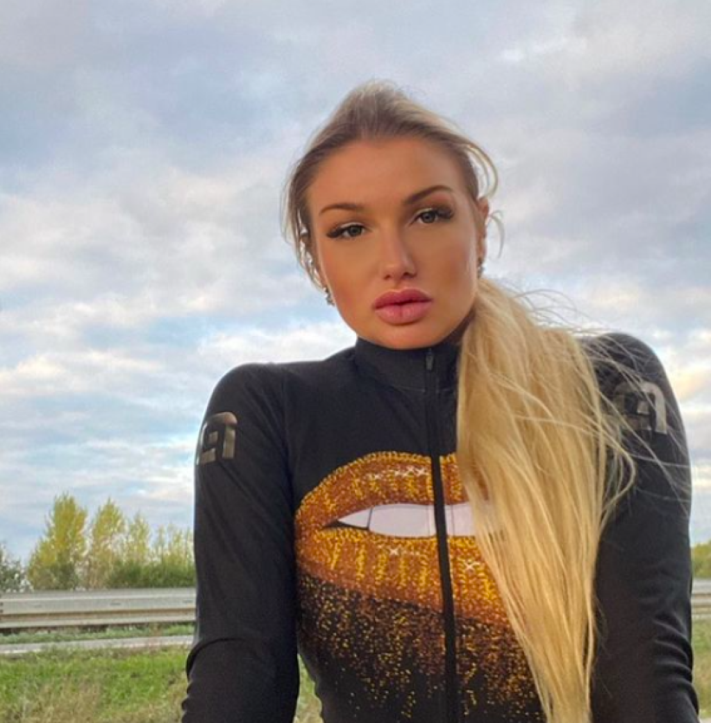 Napriek tomu, že má postavu Bohyne a pokojne by sa mohla uživiť ako modelka, na cyklistiku nedá dopustiť.