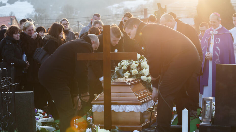 Obrovský žiaľ za zosnulým novinárom Jánom Kuciakom dnes otriasol malou dedinkou Štiavnik.