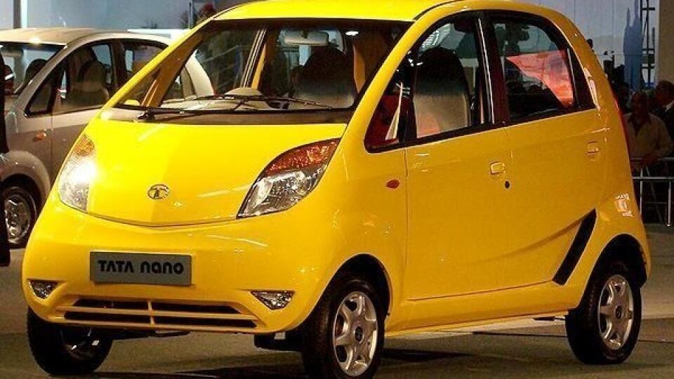 Vůz: Tata Nano, rok uvedení na trh: 2008. BusinessWeek přiznává, že vzhled nebyl pro Tatu Nano prioritou, ale ošklivá kvůli tomu být přece nemusela. Vzhled kombinující vejce s orlem krásný rozhodně není...