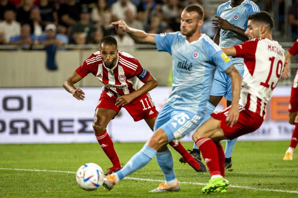 Na Tehelnom poli sa stretol v 3. kole kvalifikácie európskej ligy ŠK Slovan Bratislava a Olympiacos FC. Na snímke je Youssef El Arabi a Lukáš Pauschek.