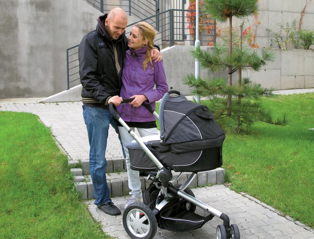 Mária Čírová, speváčka, žena, spev, hudba, partner Maroš Kachút, muž, dvojica, kočík, dieťa, syn Hugo, bábätko
foto: archív Márie Čírovej
uverejnené: Báječná žena 50/2009
pôvodný súbor:rodinka.eps