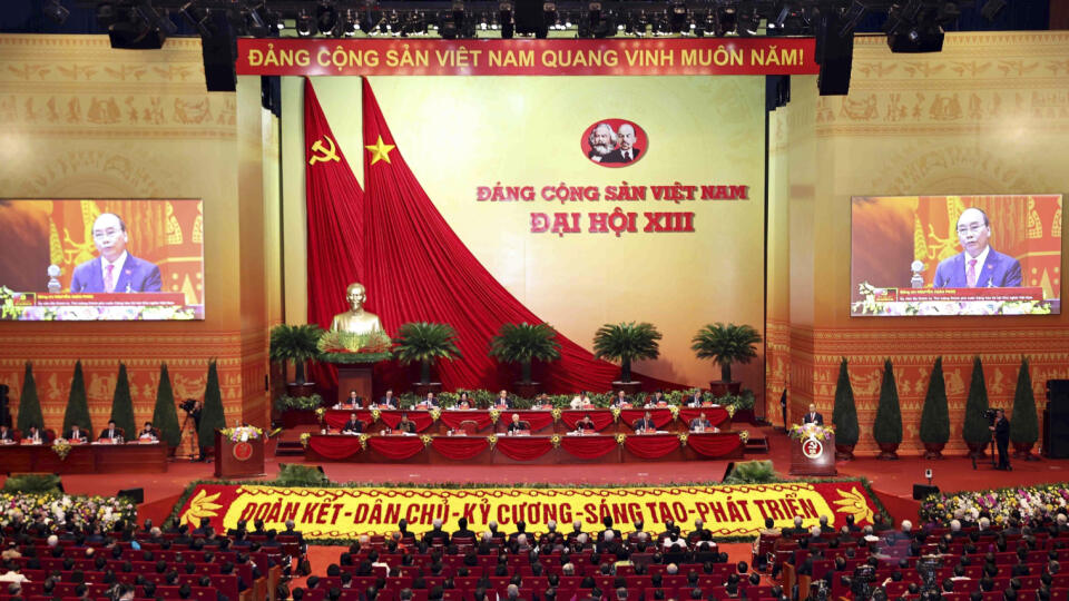WA 23 Hanoj - Delegáti počas otvorenia celoštátneho zjazdu vládnucej Komunistickej strany Vietnamu (KSV) v Hanoji v utorok 26. januára 2021. FOTO TASR/AP
Delegates attend the opening of 13th Communist Party Congress in Hanoi, Vietnam on Tuesday, Jan. 26, 2021. Vietnam's ruling Communist Party has begun a crucial weeklong meeting in the capital Hanoi to set the nation's path for the next five years and appoint the country's top leaders. (An Van Dang/VNA via AP)