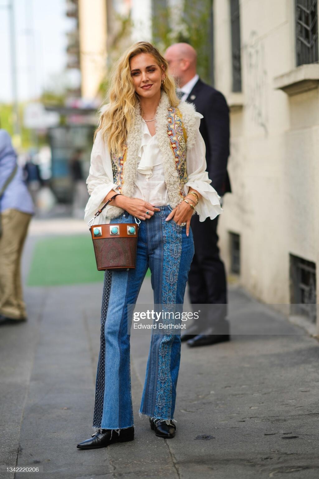 Chiara Ferragni v bohato vyšívanej kožušinovej veste v hippie štýle.