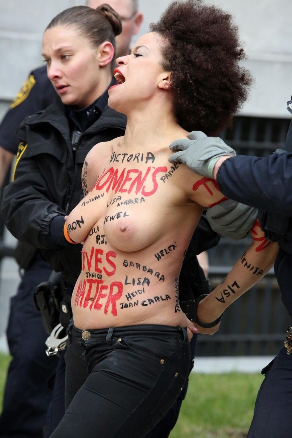 Herečka Nicolle Rochelle patrí k ženskému protestnému hnutiu Femen. 