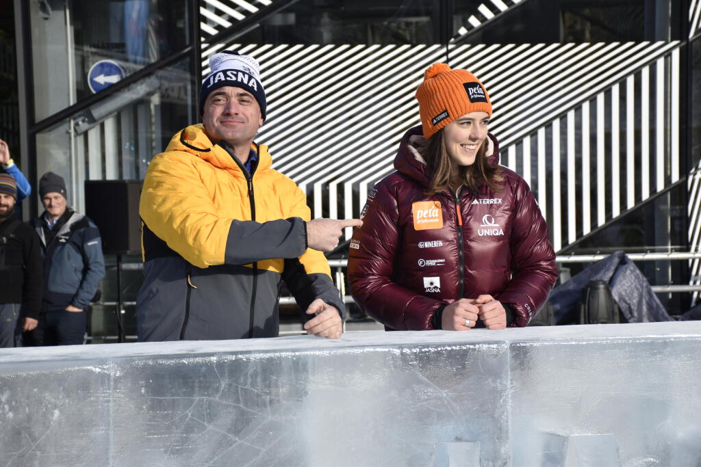 Novú zimnú turistickú sezónu na Liptove otvorila v sobotu pod Chopkom v Nízkych Tatrách slovenská olympijská medailistka v zjazdovom lyžovaní Petra Vlhová. V regióne tak odštartovali prvú lyžovačku tejto zimy na Slovensku. Na snímke vpravo Petra Vlhová otvára zimnú sezónu na Liptove, vľavo predseda predstavenstva Tatry Mountain Resorts (TMR) Igor Rattaj v Demänovskej Doline 3. decembra 2022. FOTO TASR - Miroslava Mlynárová