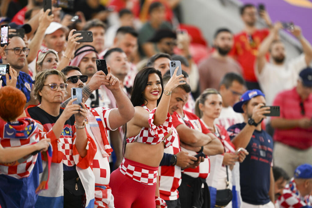 Najväčšiu pozornosť počas zápasu Chorvátsko - Belgicko pútala chorvátska fanúšička Ivana Knoll. Tá si z prísnych katarských pravidiel ohľadom odhaľovania sa ťažkú hlavu nerobila a na tribúne dráždila v poriadne úspornom outfite.
