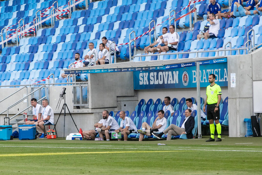 Na zápas 1. kola Ligy majstrov medzi futbalistami Slovana Bratislava a írskeho Shamrocku Rovers mohlo prísť iba 500 divákov.