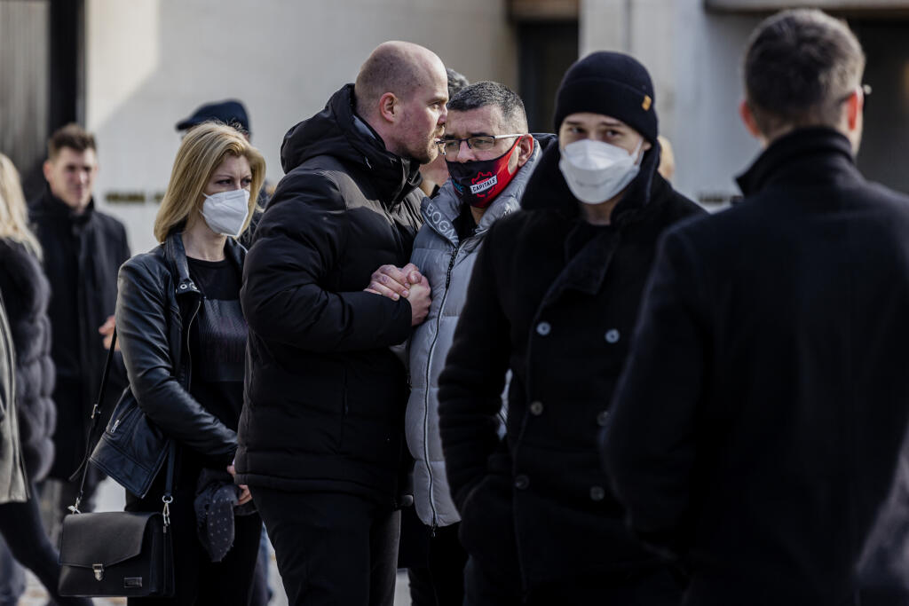 Smútoční hostia prichádzajú na poslednú rozlúčku s tragicky zosnulým Dušanom Pašekom mladším. Pašeka ml. našli obeseného na bratislavskej Kolibe 5. novembra 2021. Na snímke Ivo Ďurkovič.