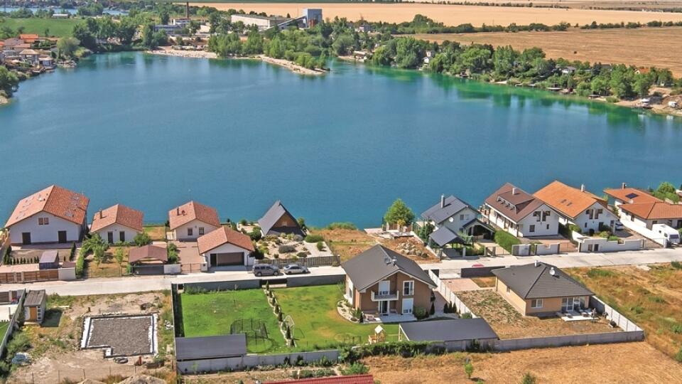 Rodinne domy slovenskych celebrit v blizkosti jazera Kosariska v katastri obce Dunajska Luzna.