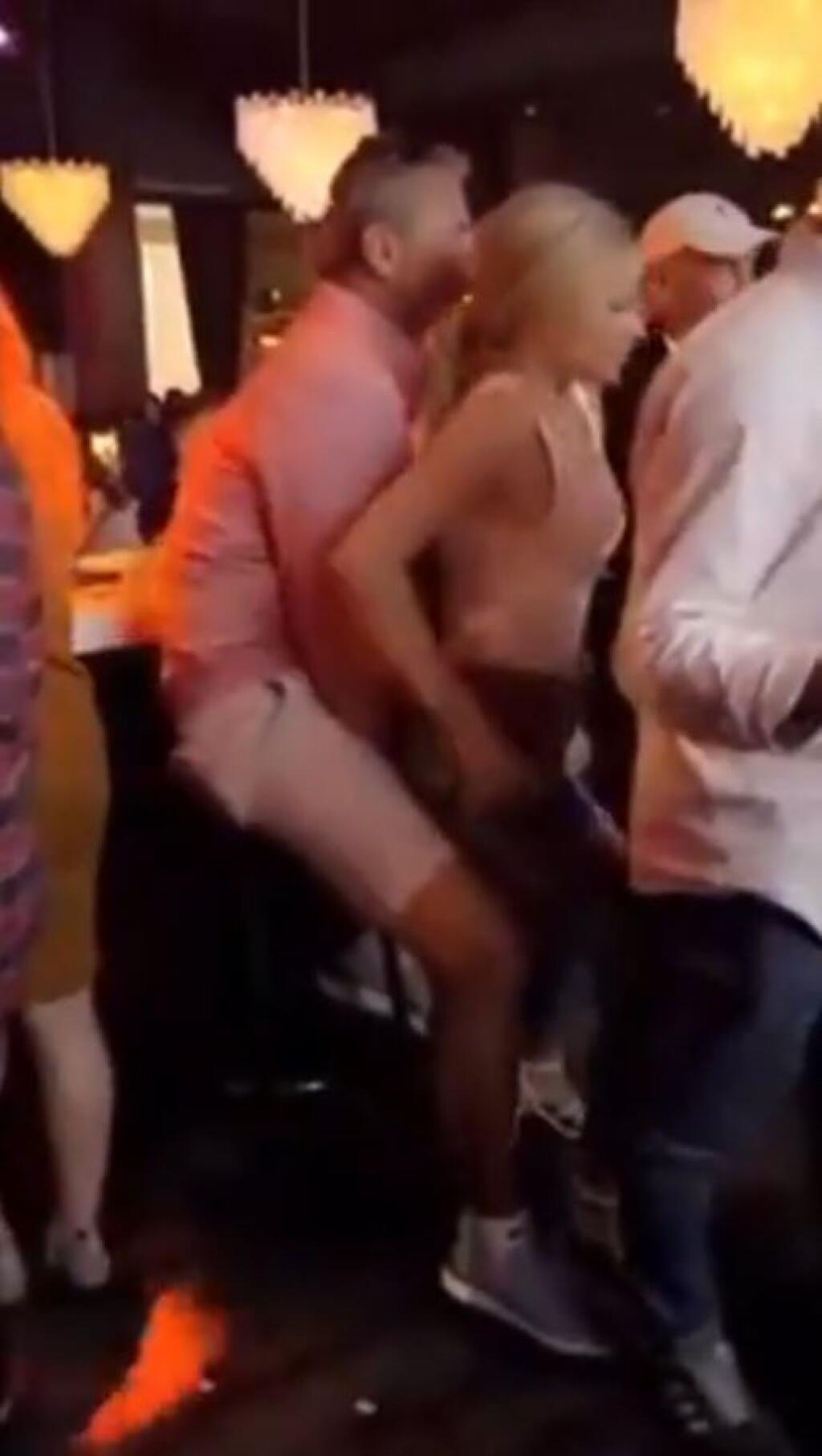 Po prehre si tréner Jacksonvillu Meyer zašiel do baru v Columbuse. Video odtiaľ uniklo na sociálne siete, spoločnosť trénerovi robila blondína, ktorá mu tancovala okolo rozkroku.