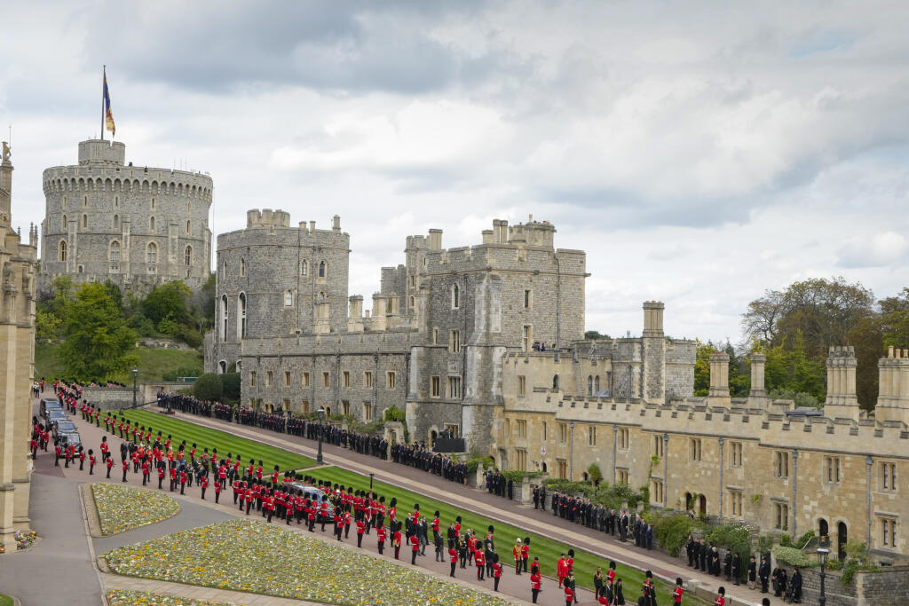 KK26 Windsor - Pohrebný voz preváža rakvu s pozostatkami zosnulej britskej kráľovnej Alžbety II. do Windsorského hradu v pondelok 19. septembra 2022 do Windsorského zámku. Obrad rozžehnania sa s telom kráľovnej Alžbety II. sa uskutočnil o 17.00 h SELČ vo windsorskej Kaplnke sv. Juraja. Tam panovníčku v rámci súkromného obradu o 20.30 h SELČ aj pochovajú po boku jej manžela princa Philipa, ktorý zomrel vlani v apríli vo veku 99 rokov. Kráľovná Alžbeta II. zomrela 8. septembra vo veku 96 rokov vo
