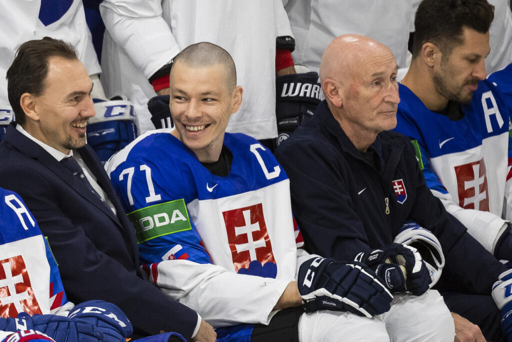 Na snímke zľava generálny manažér Miroslav Šatan, kapitán Marek Ďaloga, hlavný tréner Craig Ramsay a Marek Hrivík počas spoločného fotenia slovenského tímu na 84. majstrovstvách sveta v ľadovom hokeji v lotyšskej Rige.