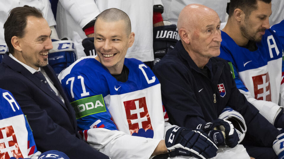 Na snímke zľava generálny manažér Miroslav Šatan, kapitán Marek Ďaloga, hlavný tréner Craig Ramsay a Marek Hrivík počas spoločného fotenia slovenského tímu na 84. majstrovstvách sveta v ľadovom hokeji v lotyšskej Rige v piatok 28. mája 2021. FOTO TASR - Jaroslav Novák