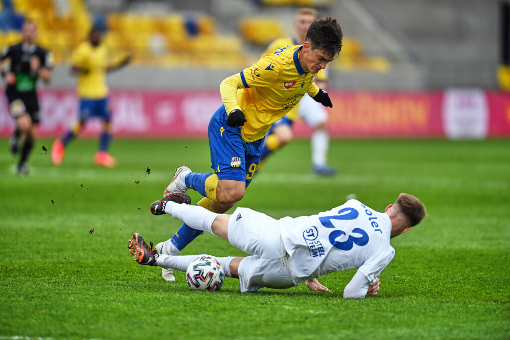 Na snímke hore moldavský útočník Ion Nicolaescu (DAC), dole španielsky obranca Ian Soler Pino (Michalovce) v zápase 21. kola slovenskej Fortuna ligy vo futbale FC DAC 1904 Dunajská Streda - MFK Zemplín Michalovce v Dunajskej Strede 27. februára 2021. FOTO TASR - Edmund Örzsik