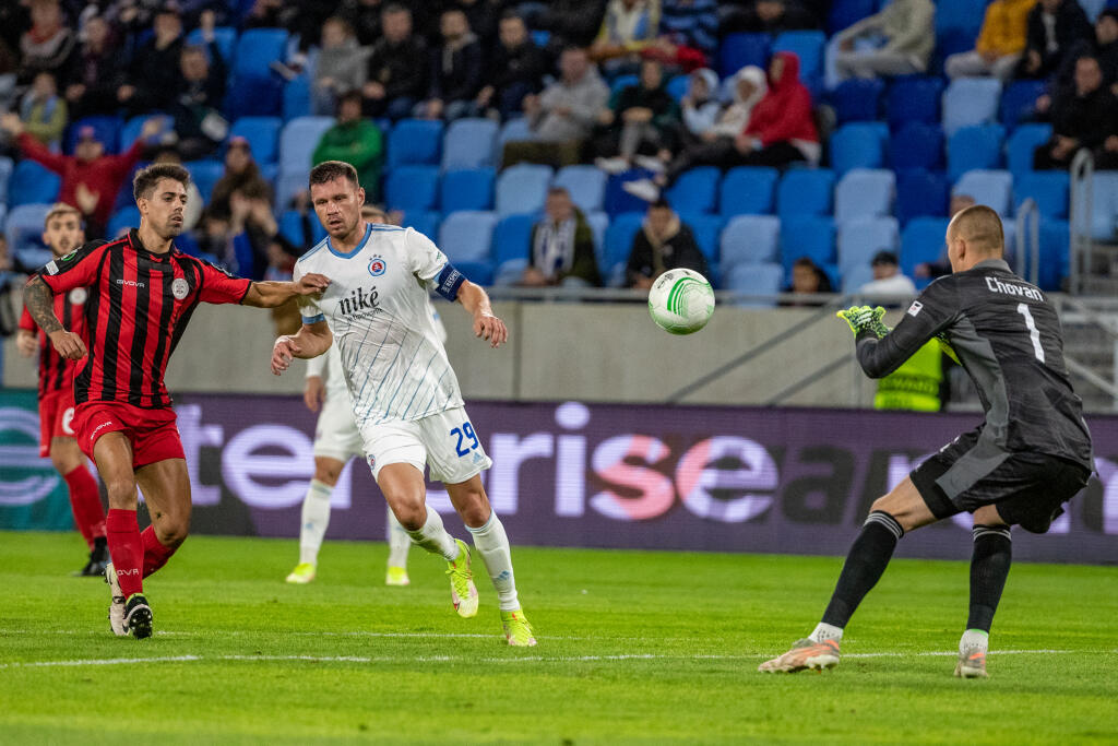 ŠK Slovan Bratislava a Lincoln Red Imps FC sa stretol v zápase Európskej konferenčnej ligy na Tehelnom poli v Bratislave. Na snímke je Adrián Chovan a Vasil Božikov.