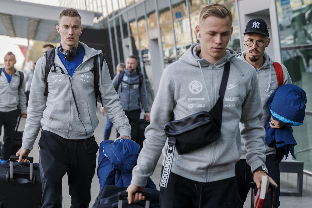 Slovenskí futbalisti odleteli na prípravný zápas do Švédska.