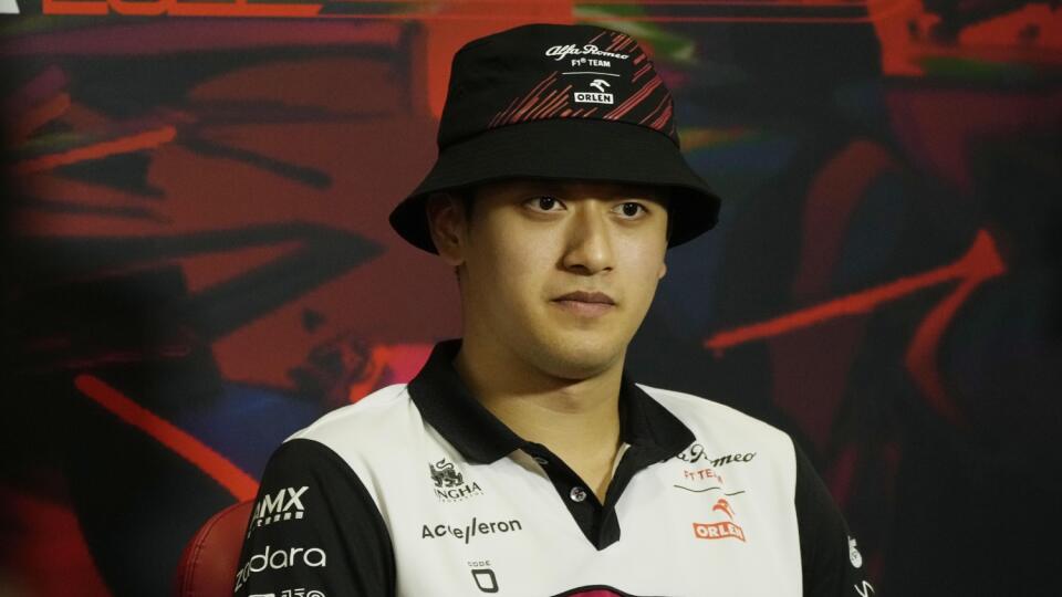 PK 16 archív Monza - Na archívnej snímke z 8. septembra 2022 čínsky pilot Formuly 1 Čou Kuan-jü z tímu Alfa Romeo odpovedá na otázky novinárov počas tlačovej konferencie pred nedeľnou Veľkou cenou Talianska na okruhu v Monze. Číňan Čou Kuan-jü zostane aj v budúcej sezóne formuly 1 v tíme Alfa Romeo. Talianska stajňa v utorok 27. septembra informovala, že 23-ročný jazdec bude aj naďalej pôsobiť po boku Valtteriho Bottasa. FOTO TASR/AP
Alfa Romeo driver Guanyu Zhou of China answers to reporters d