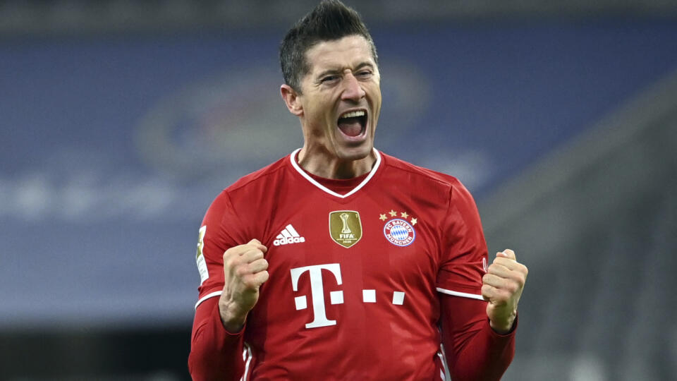 KK84 Mníchov - Futbalista Robert Lewandowski z Bayernu Mníchov sa teší z gólu v zápase 24. kola nemeckej bundesligy Bayern Mníchov - Borussia Dortmund 6. marca 2021 v Mníchove. FOTO TASR/AP
Bayern's Robert Lewandowski celebrates scoring his side's fourth goal during the German Bundesliga soccer match between Bayern Munich and Borussia Dortmund at the Allianz Arena in Munich, Germany, Saturday, March 6, 2021.  (Sven Hoppe/Pool via AP)