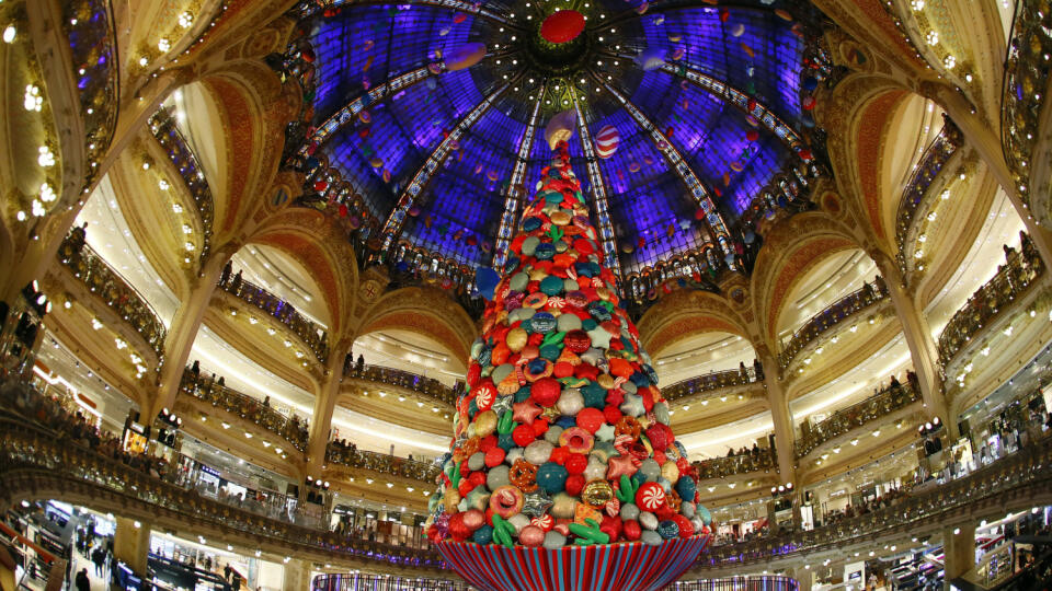 Vianočný strom pod kupolou v obchodnom reťazci Galeries Lafayette vo štvrti Le Printemps Haussman v Paríži.